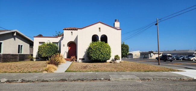 Building Photo - Fully Furnished House in Eureka!