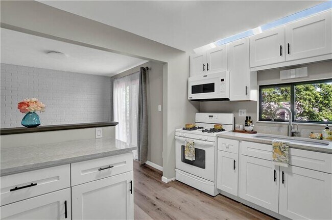 Building Photo - 3150 Camberly Dr