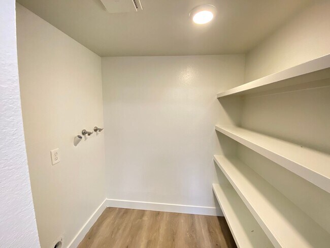 Building Photo - Beautiful 2 bed 2.5 Bath, Newport Beach