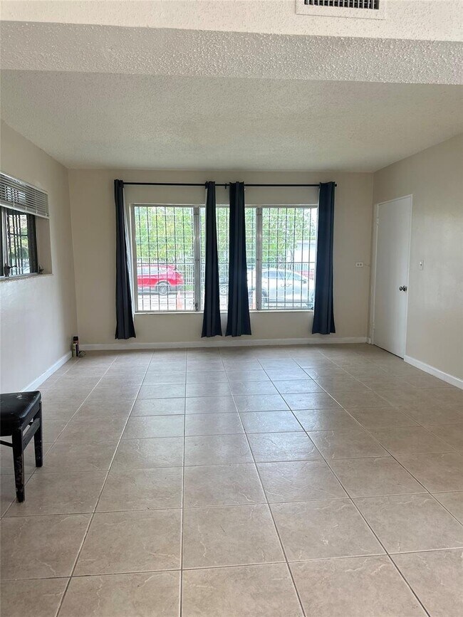 Foto del edificio - 956A Northeast 80th Street, Miami, FL 3313...