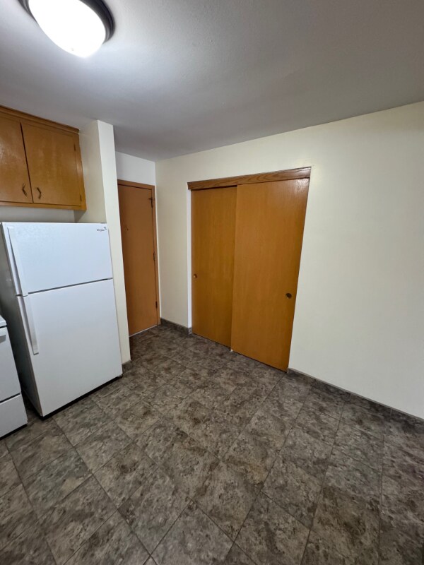 Building Photo - 556 Jenks Ave E