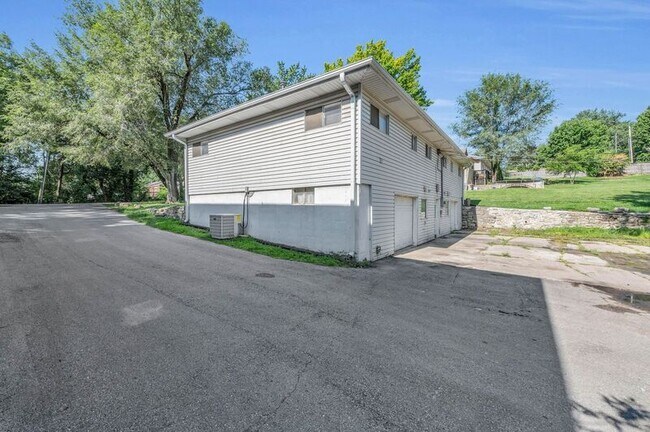 Building Photo - 900 E T C Lea Rd