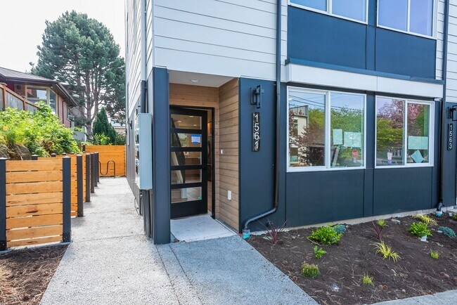 Foto del edificio - New Modern Ballard Townhouse | 3BR/2BA | Private Patio & Backyard