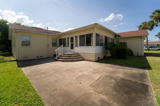 Building Photo - Davis Shore 4/2 Single Family Home
