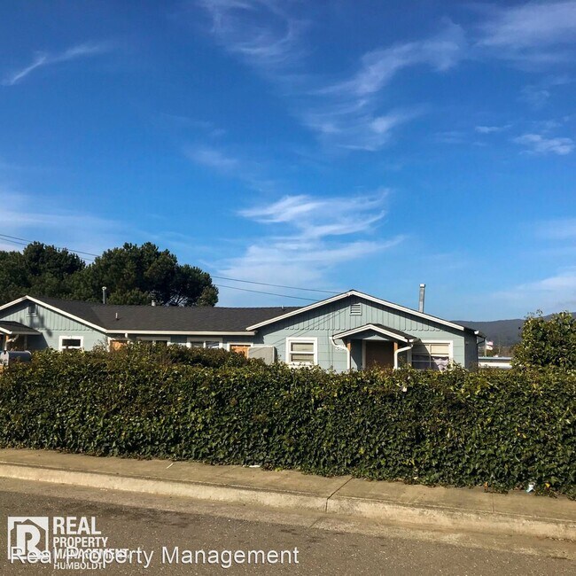 Building Photo - 2851 Highland Dr