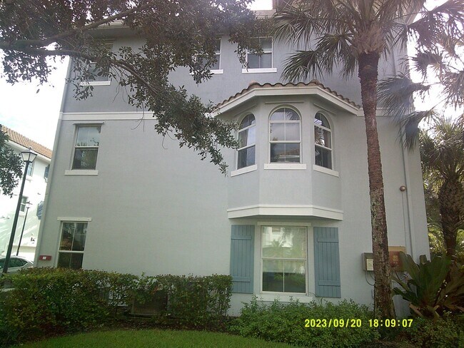 Foto del edificio - 1248 Via Fatini