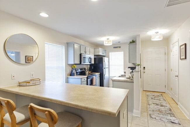 Building Photo - 2 bed, 2 bath, Furnished for Short Term Le...