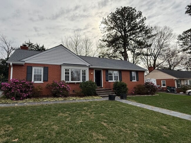 Building Photo - Three Bedroom Two Bath Home in Ridgeview/Parham & Ridge Area. Available in August!