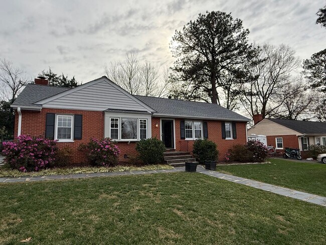 Foto del edificio - Three Bedroom Two Bath Home in Ridgeview/Parham & Ridge Area. Available in August!