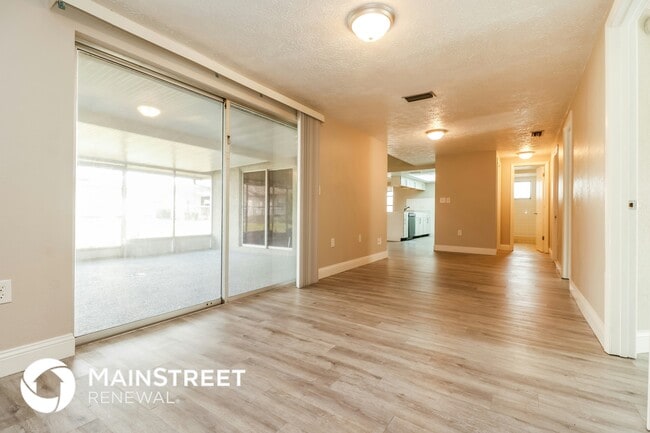 Building Photo - 2105 Sugarbush Dr