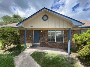 Building Photo - 1450 Victory Cir
