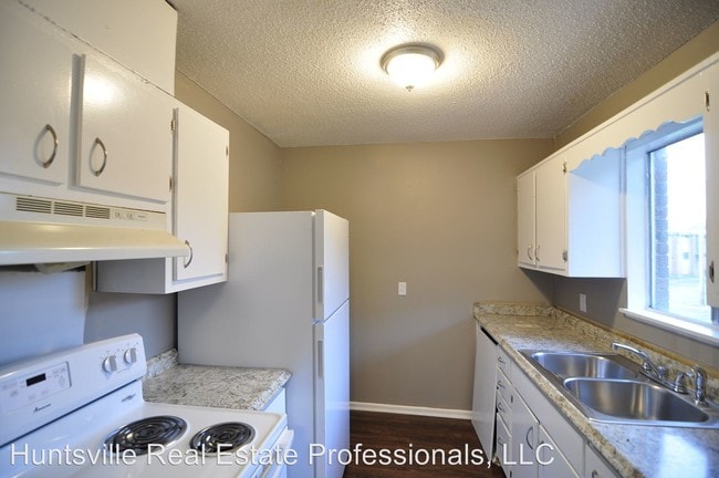 Building Photo - 500 Eastbrook Dr NW