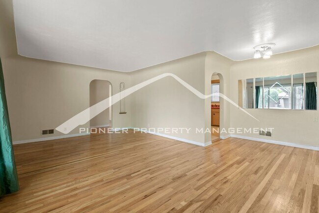 Building Photo - Charming Home with Washer/Dryer and Fenced...