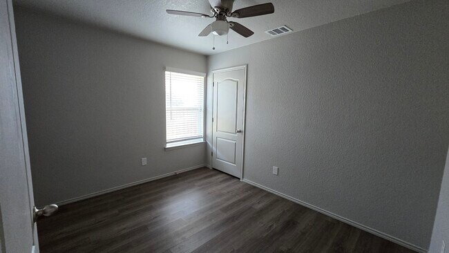 Building Photo - 605 Lost Trl