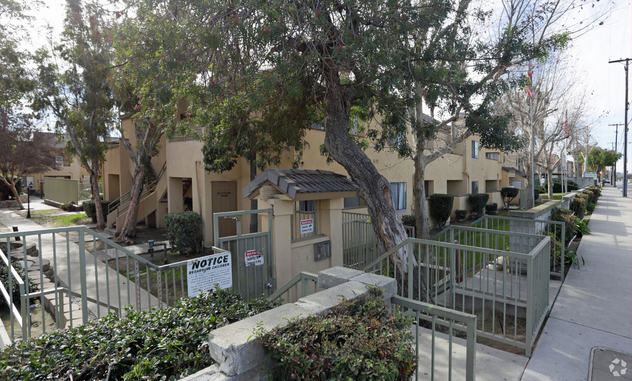 Building Photo - Greenbriar Apartments