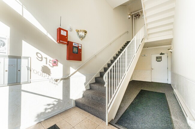 Building Photo - 915 Elderberry Cir