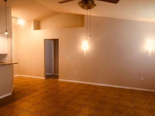 Building Photo - 3-Bedroom, 2-Bathroom Home in Kissimmee