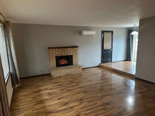 Foto del edificio - Freshly updated 2 bedroom 1 bathroom duple...