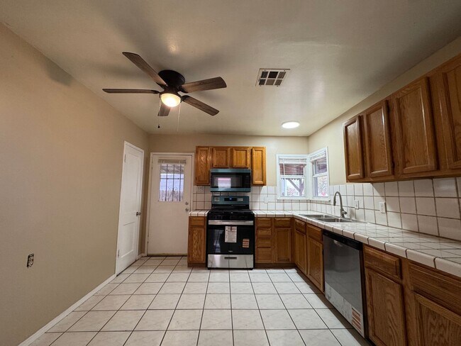 Foto del edificio - Charming home in 93308!