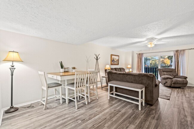Foto del edificio - Lovely End Unit Townhome in Southside Sava...