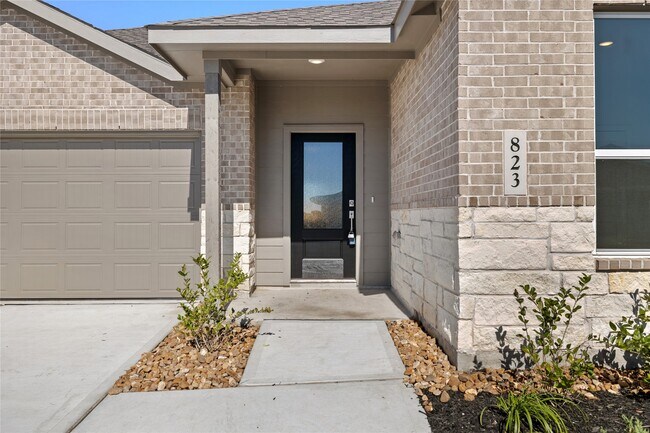 Building Photo - 823 Heaven Dr