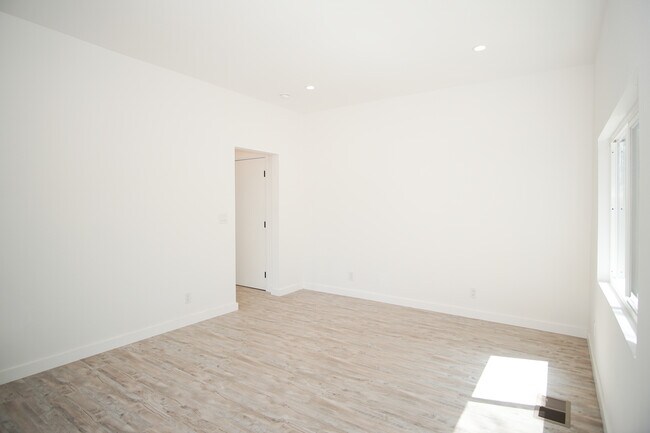 Building Photo - 2563 Ganahl St