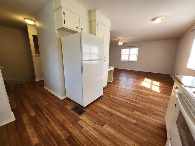 Building Photo - 900-902 West 16th St.