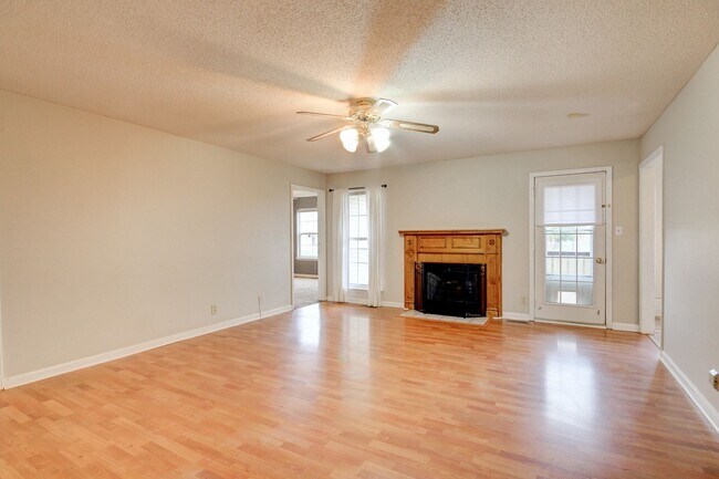 Foto del edificio - Amazing Home With Fireplace and Hardwood Flooring in Whitehall Subdivision