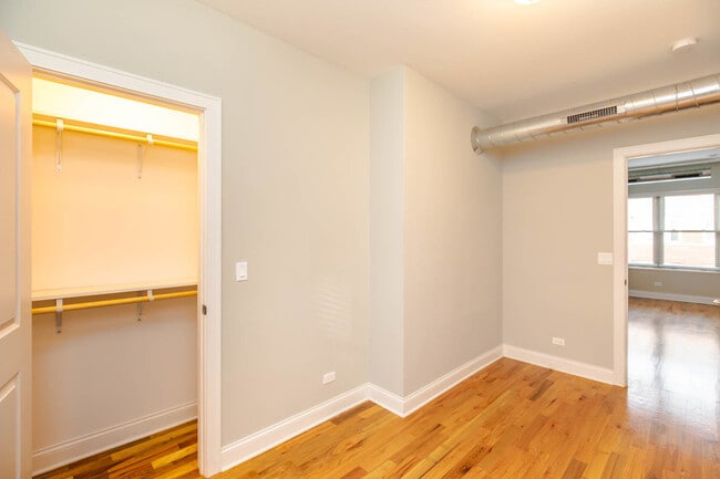 Building Photo - 637 E 49th St