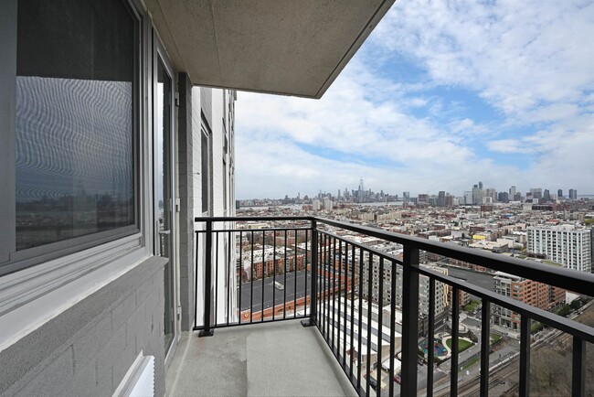 Foto del edificio - 100 Manhattan Ave