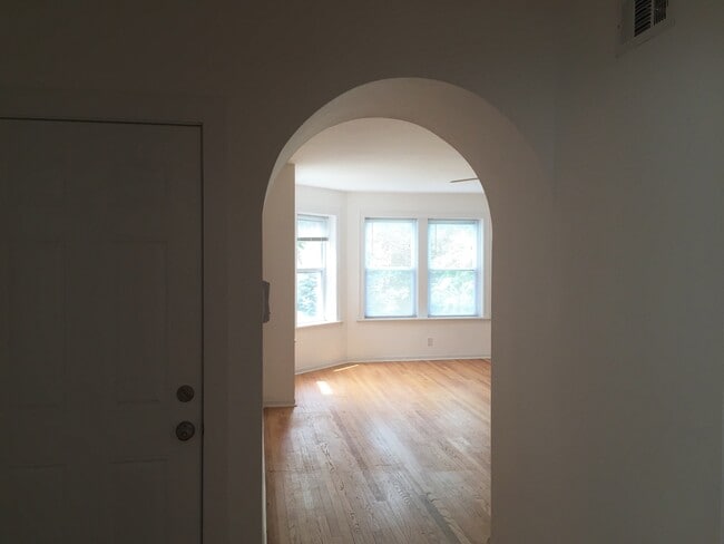 Building Photo - 6429 N Claremont Ave