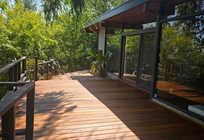 Foto del edificio - 300 Sequoia Dr