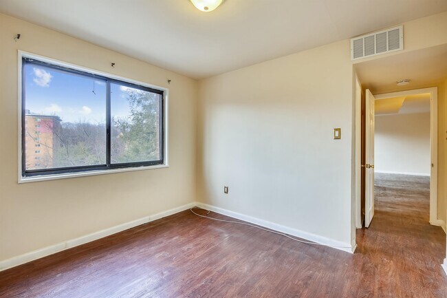Foto del edificio - 7611 Maple Ave