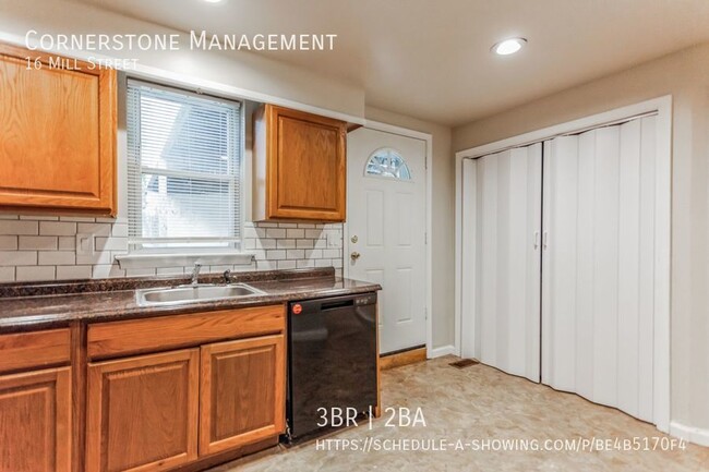 Building Photo - Newly Renovated 3BR 1Bath Townhouse - Priv...