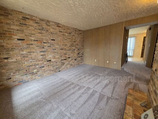 Building Photo - 1165 Edgewood Dr