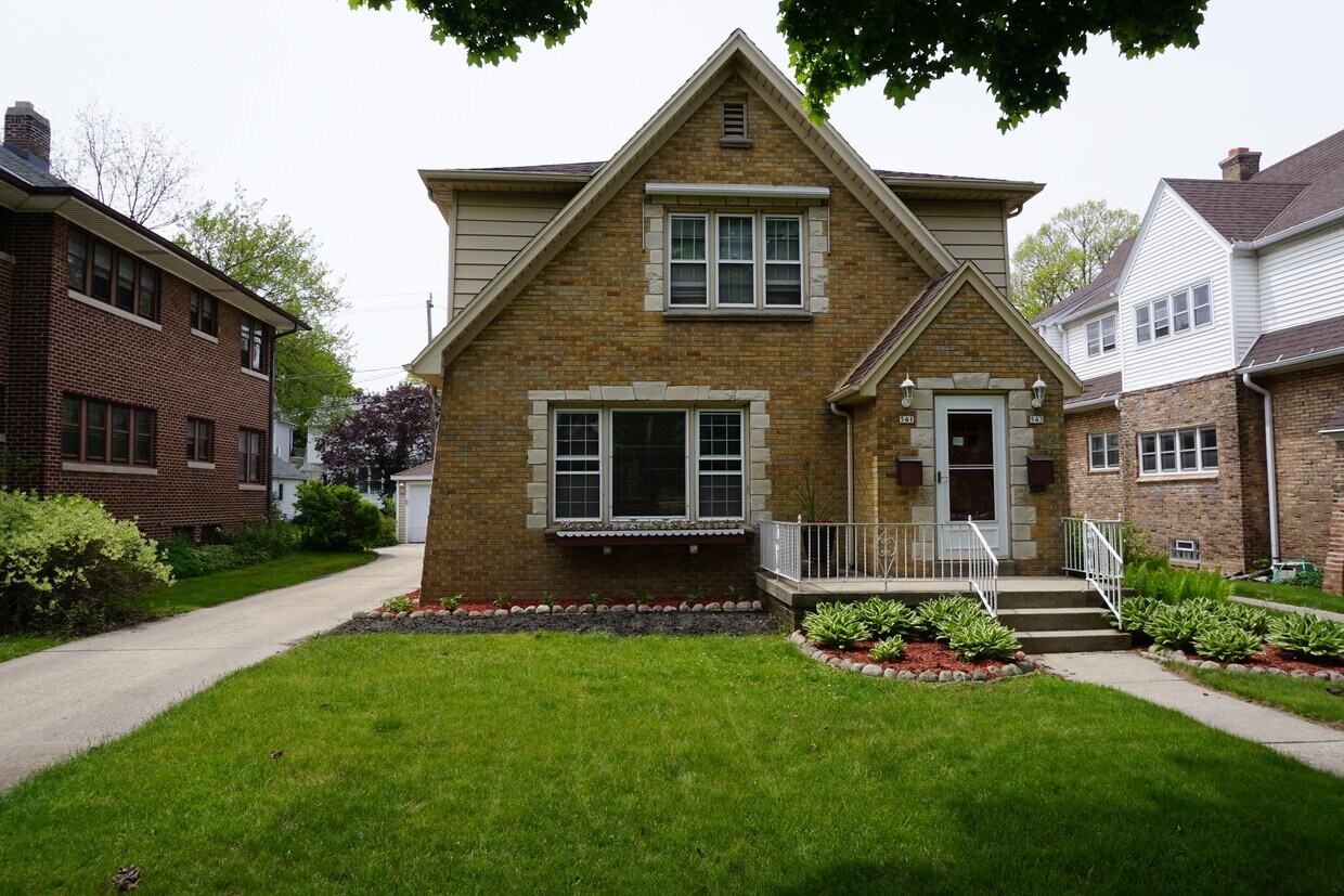 541 N 63rd St, Wauwatosa, WI 53213 Townhome Rentals in Wauwatosa WI