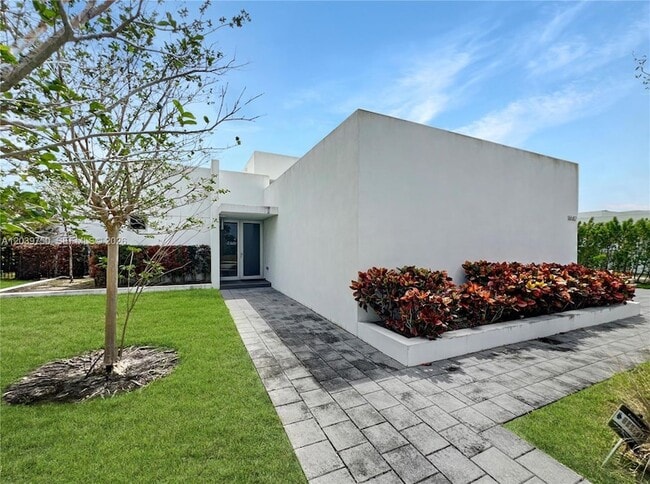 Building Photo - 16582 Botaniko Dr S