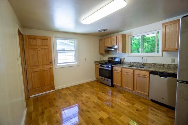 Building Photo - Available 06/01/2026 Newly Renovated 2nd F...