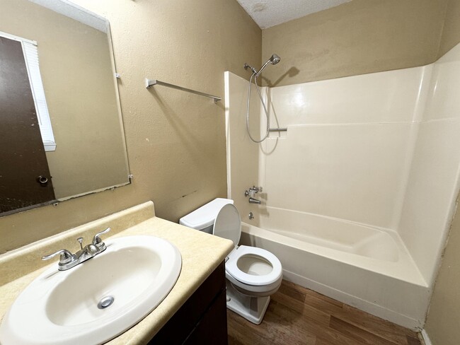 Foto del edificio - 2714 Heaton Dr