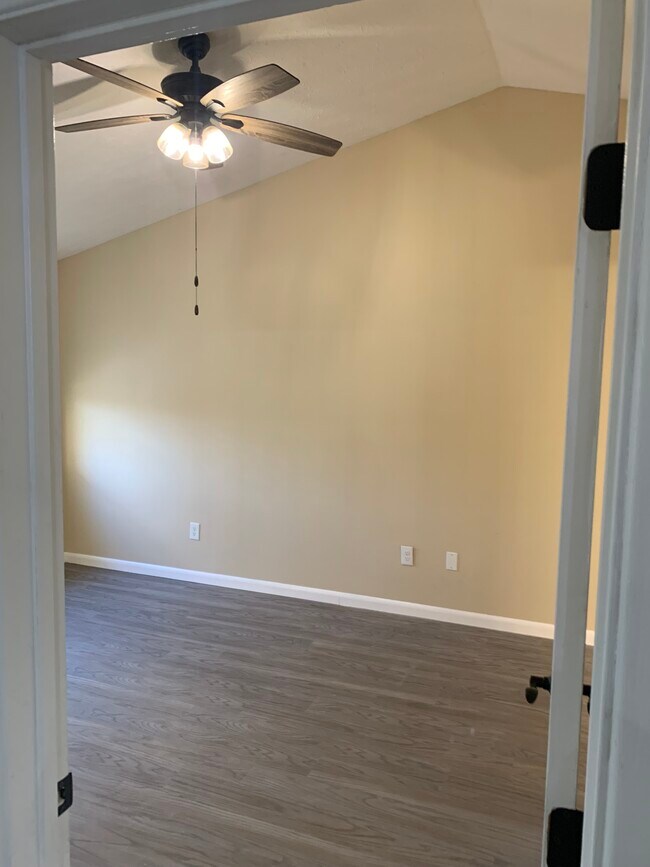 Foto del edificio - 4240 Village Parkway Cir E