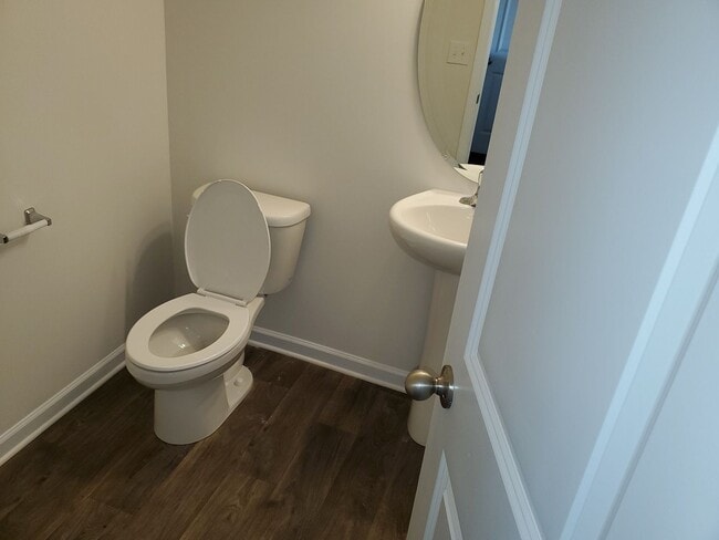 Building Photo - Beautiful Home minutes from the airport!