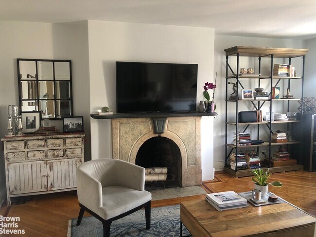 Building Photo - Upper Duplex on Beautiful Block
