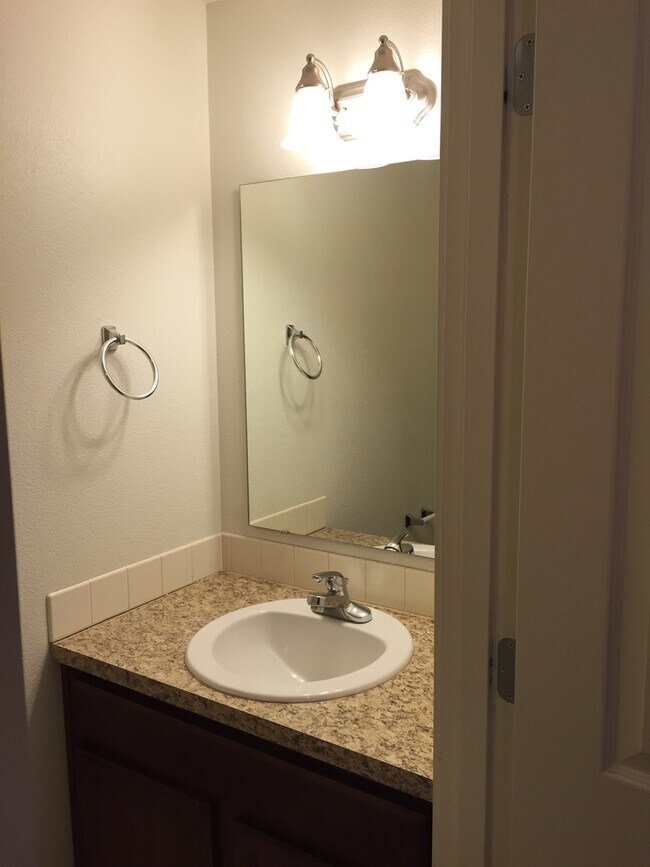 Foto del edificio - Available 3/23! Spacious 3 Bed/2.5 Bath Home in VAN MALL Area!