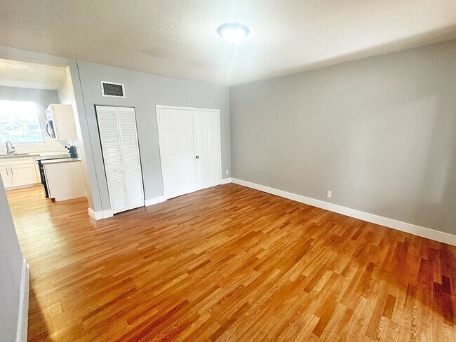 Building Photo - 702 S 17th Ave