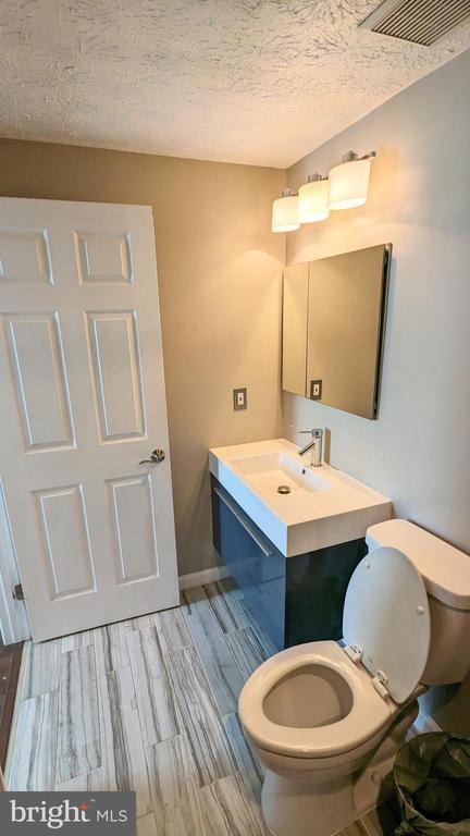 Building Photo - 6028 Sweet Pea Ct