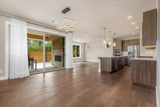 Building Photo - Beautiful Home in Kirkland with 2-Car Garage and Outdoor Patio!