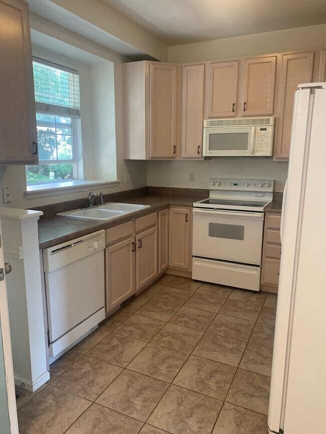 Building Photo - 2 Bedroom 2.5 Bathroom Townhome Close to O...