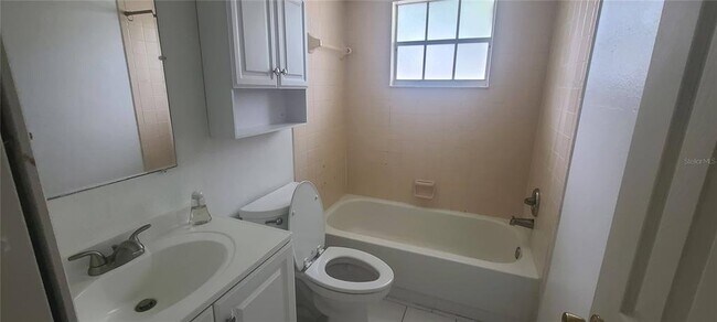 Building Photo - 580 Fairways Ln