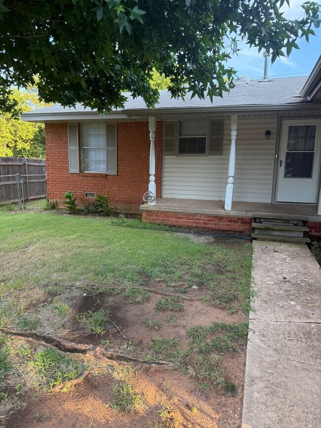 Foto del edificio - For Rent - Charming 3 bedroom home in Yukon!