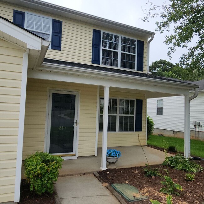 Foto del edificio - Inviting 2 Story House for Rent in Kerners...